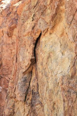 Rodalquilar, Almerya, İspanya 'daki bir dağın renkli volkanik kaya dokuları ve mineralleri. Jarosite ve Goethite ile Ignimbrite