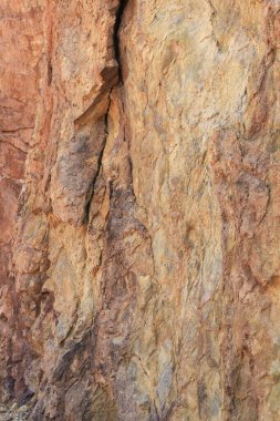 Rodalquilar, Almerya, İspanya 'daki bir dağın renkli volkanik kaya dokuları ve mineralleri. Jarosite ve Goethite ile Ignimbrite