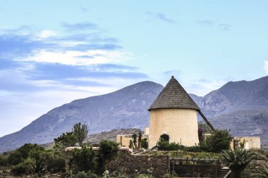 Dağlar arasındaki manzara ve Cabo de Gata, Almeria, Güney İspanya 'da bir yel değirmeni