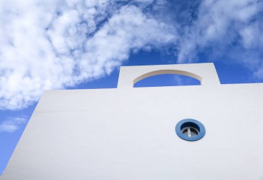 Modern Endülüs maskesini mavi gökyüzü altında beyazlattı