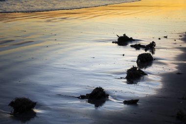 Santa Pola 'da Sunset' te renkli ve güzel bir gökyüzü ve deniz. Güney İspanya 'da küçük bir balıkçı köyü.