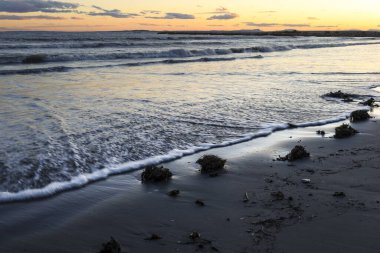 Santa Pola 'da Sunset' te renkli ve güzel bir gökyüzü ve deniz. Güney İspanya 'da küçük bir balıkçı köyü.