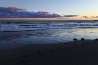 Santa Pola 'da Sunset' te renkli ve güzel bir gökyüzü ve deniz. Güney İspanya 'da küçük bir balıkçı köyü.