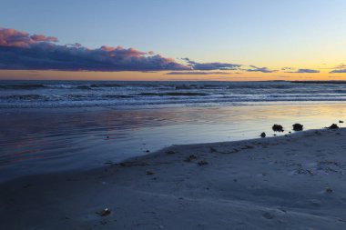 Santa Pola 'da Sunset' te renkli ve güzel bir gökyüzü ve deniz. Güney İspanya 'da küçük bir balıkçı köyü.