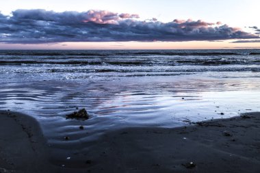 Santa Pola 'da Sunset' te renkli ve güzel bir gökyüzü ve deniz. Güney İspanya 'da küçük bir balıkçı köyü.