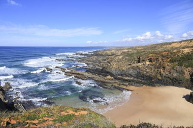 Praia da Barca Grande plajı. Portekiz, Alentejo sahilinde güzel kayalar ve uçurumlar.