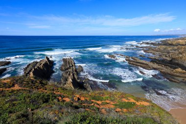 Praia da Barca Grande plajı. Portekiz, Alentejo sahilinde güzel kayalar ve uçurumlar.