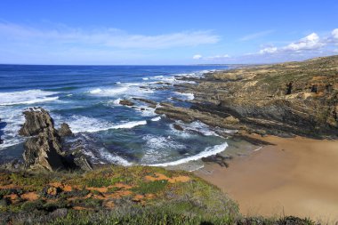 Praia da Barca Grande plajı. Portekiz, Alentejo sahilinde güzel kayalar ve uçurumlar.