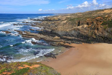 Praia da Barca Grande plajı. Portekiz, Alentejo sahilinde güzel kayalar ve uçurumlar.