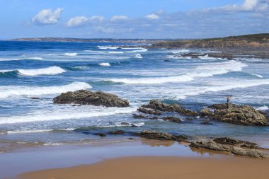 Portekiz, Alentejo sahilinde siyah bazalt kayalıkları olan Almograve plajı.