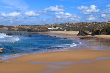 Portekiz, Alentejo sahilinde siyah bazalt kayalıkları olan Almograve plajı.