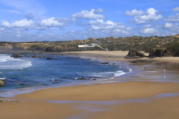 Portekiz, Alentejo sahilinde siyah bazalt kayalıkları olan Almograve plajı.