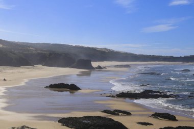 Portekiz, Alentejo sahilinde siyah bazalt kayalıkları olan Almograve plajı.