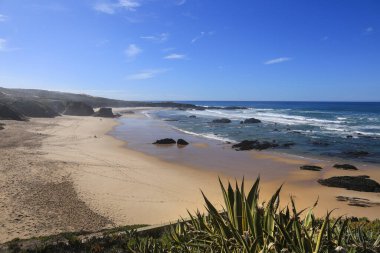Portekiz, Alentejo sahilinde siyah bazalt kayalıkları olan Almograve plajı.