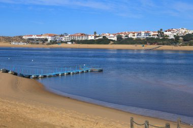Vilanova de Milfontes kasabasının panoramik manzarası ve Portekiz 'deki Mira Nehri