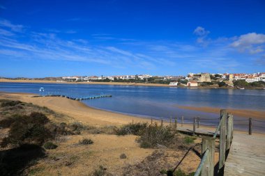 Vilanova de Milfontes kasabasının panoramik manzarası ve Portekiz 'deki Mira Nehri