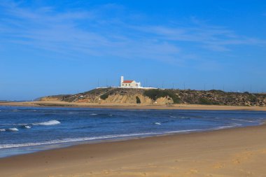 Portekiz 'in Vilanova de Milfontes köyündeki siyah bazalt kayalıklı Praia Das Furnas plajı.