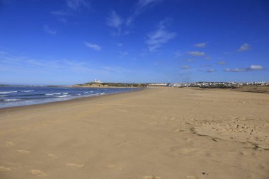 Portekiz 'in Vilanova de Milfontes köyündeki siyah bazalt kayalıklı Praia Das Furnas plajı.
