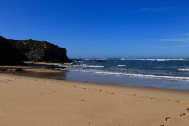 Portekiz 'in Vilanova de Milfontes köyündeki siyah bazalt kayalıklı Praia Das Furnas plajı.