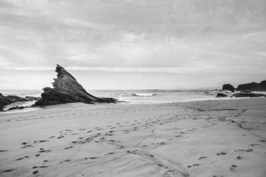 Porto Covo, Alentejo, Portekiz 'de fırtınalı ve rüzgarlı bir günde Samoqueira plajı.