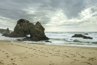 Porto Covo, Alentejo, Portekiz 'de fırtınalı ve rüzgarlı bir günde Samoqueira plajı.