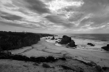 Porto Covo, Alentejo, Portekiz 'de fırtınalı ve rüzgarlı bir günde Samoqueira plajı.