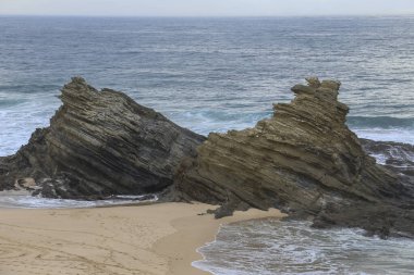 Porto Covo, Alentejo, Portekiz 'de fırtınalı ve rüzgarlı bir günde Samoqueira plajı.