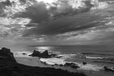 Porto Covo, Alentejo, Portekiz 'de fırtınalı ve rüzgarlı bir günde Samoqueira plajı.