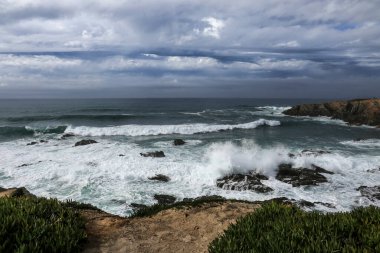 Cesur Atlantik Okyanusu Porto Covo, Alentejo, Portekiz 'de fırtınalı bir günde