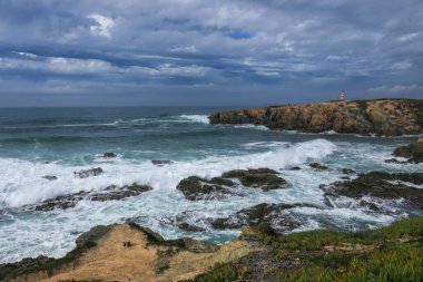 Cesur Atlantik Okyanusu Porto Covo, Alentejo, Portekiz 'de fırtınalı bir günde