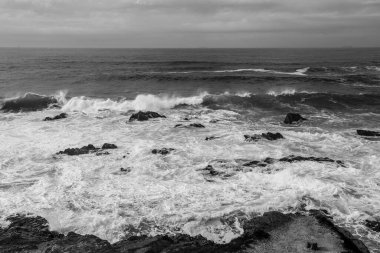 Cesur Atlantik Okyanusu Porto Covo, Alentejo, Portekiz 'de fırtınalı bir günde