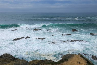 Cesur Atlantik Okyanusu Porto Covo, Alentejo, Portekiz 'de fırtınalı bir günde