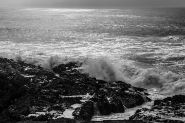 Cesur Atlantik Okyanusu Porto Covo, Alentejo, Portekiz 'de fırtınalı bir günde