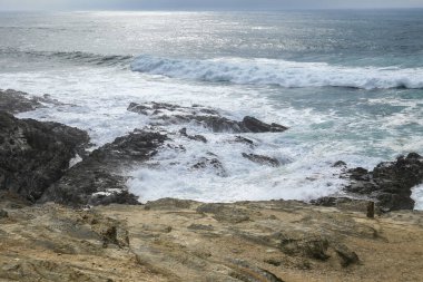 Cesur Atlantik Okyanusu Porto Covo, Alentejo, Portekiz 'de fırtınalı bir günde