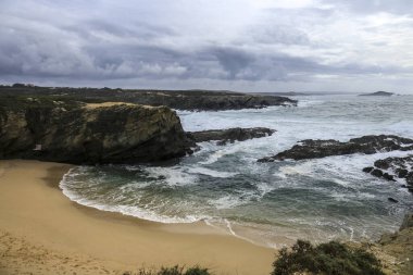 Cesur Atlantik Okyanusu Porto Covo, Alentejo, Portekiz 'de fırtınalı bir günde