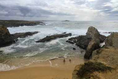 Cesur Atlantik Okyanusu Porto Covo, Alentejo, Portekiz 'de fırtınalı bir günde