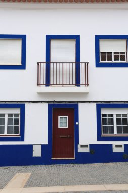 Güzel dar sokaklar, Portekiz, Alentejo kıyısındaki Porto Covo köyünün beyaz evleri.