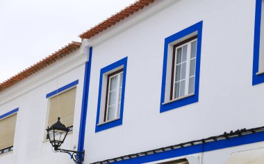 Güzel dar sokaklar, Portekiz, Alentejo kıyısındaki Porto Covo köyünün beyaz evleri.