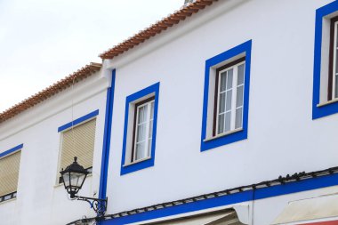 Güzel dar sokaklar, Portekiz, Alentejo kıyısındaki Porto Covo köyünün beyaz evleri.
