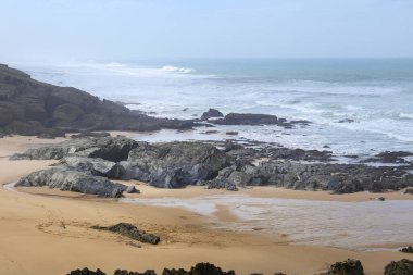 Pessegueiro Adası plajı Porto Covo, Alentejo, Portekiz 'de bulutlu ve rüzgarlı bir günde