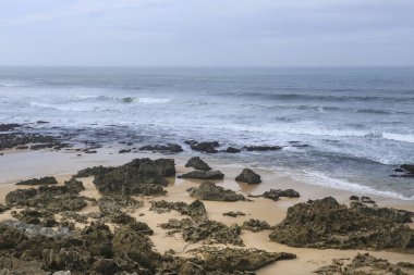 Pessegueiro Adası plajı Porto Covo, Alentejo, Portekiz 'de bulutlu ve rüzgarlı bir günde