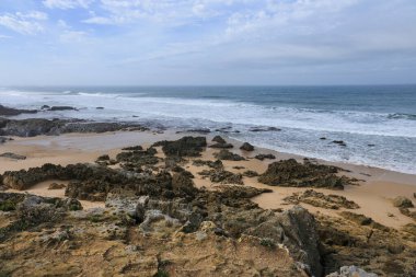 Pessegueiro Adası plajı Porto Covo, Alentejo, Portekiz 'de bulutlu ve rüzgarlı bir günde