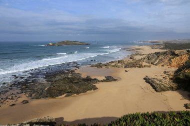 Pessegueiro Adası plajı Porto Covo, Alentejo, Portekiz 'de bulutlu ve rüzgarlı bir günde
