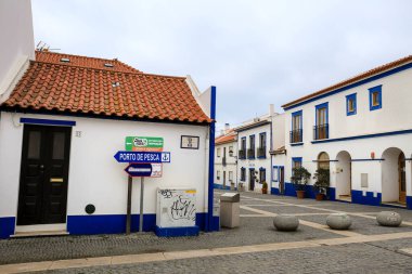 Porto Covo, Sines, Portugal- 23 Ekim 2023: güzel dar sokaklar, Portekiz 'in Alentejo kıyısındaki Porto Covo köyünün beyaz evleri