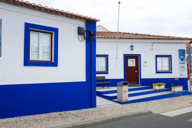 Porto Covo, Sines, Portugal- 23 Ekim 2023: güzel dar sokaklar, Portekiz 'in Alentejo kıyısındaki Porto Covo köyünün beyaz evleri