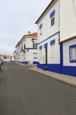 Porto Covo, Sines, Portugal- 23 Ekim 2023: güzel dar sokaklar, Portekiz 'in Alentejo kıyısındaki Porto Covo köyünün beyaz evleri