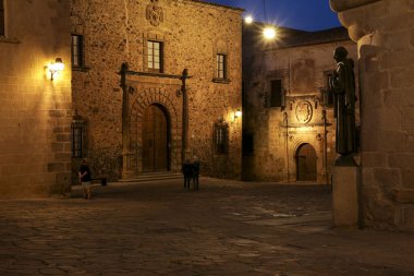 Caceres, İspanya... 20 Ekim 2023 'te, tarihi eski şehir Caceres' te, Santa Maria Meydanı.