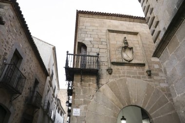 Caceres, Extremadura, İspanya - 20 Ekim 2023: Eski Caceres şehrindeki Carvajal Sarayı