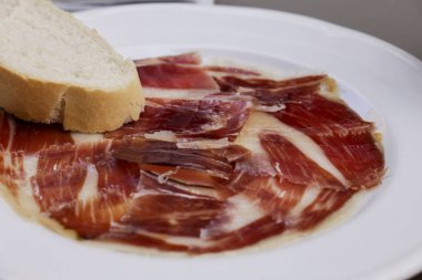 İspanya 'da bir barda bir dilim ekmekli leziz Iberico bellota jambonu. Tipik İspanyol tapası..
