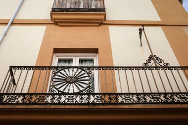 İspanya 'nın eski Caceres kasabasında dövülmüş demir balkonlu tarihi ev cephesi